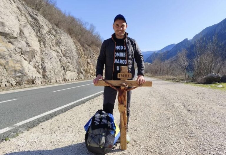 Ljubušak s križem na leđima već treći dan pješači za pomirenje naroda u BiH