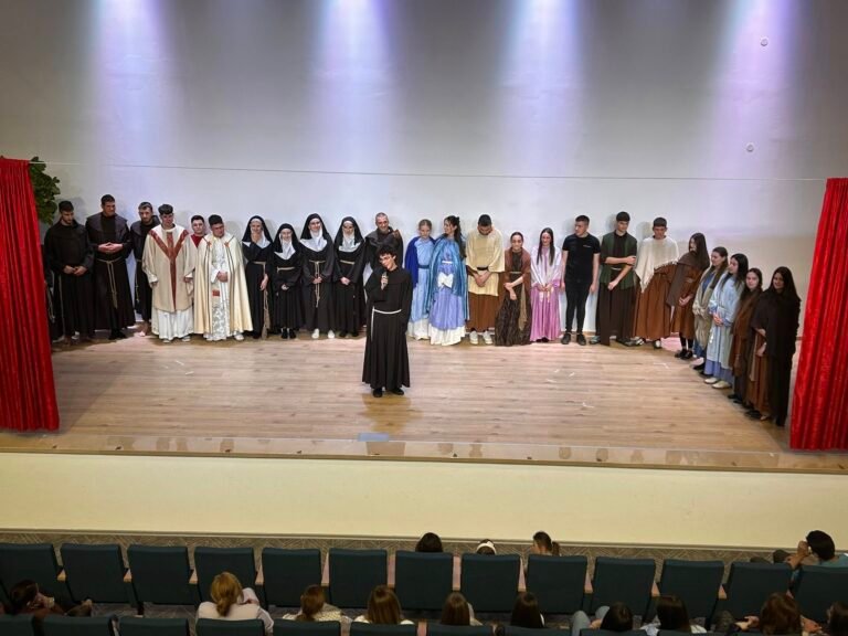 Veličanstvena predstava o sv. Franji na Humcu: Mnoštvo vjernika podržalo mlade