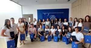 Ministrica Perić uručila pohvalnice i prigodne darove učenicima generacije