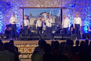 Tomislav Bralić i Klapa Intrade održali  sjajan koncert u Međugorju: Hercegovačka publika u rasprodanom amfiteatru pokazala koliko ih voli!