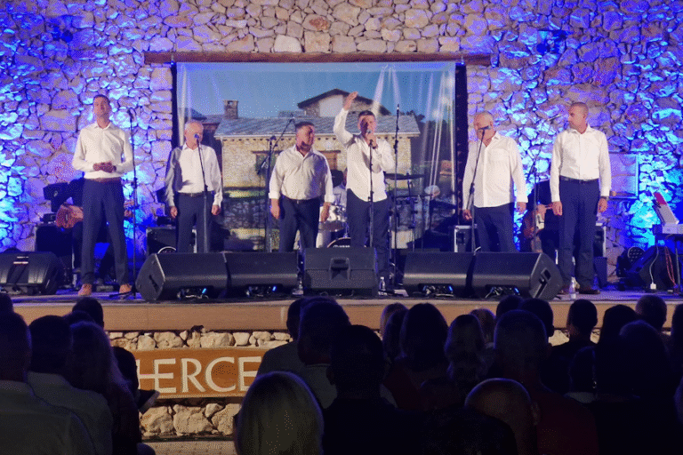 Tomislav Bralić i Klapa Intrade održali  sjajan koncert u Međugorju: Hercegovačka publika u rasprodanom amfiteatru pokazala koliko ih voli!