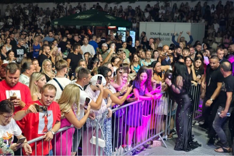 FOTO Trosatnim spektaklom Dragana Mirković oduševila i ganula Mostar