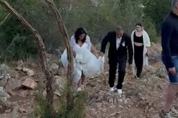 Mladenci se u svadbenoj odjeći penjali na Brdo ukazanja