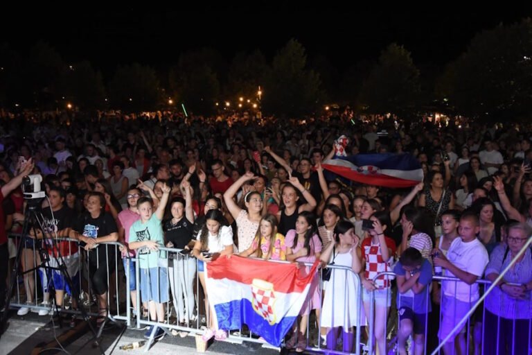 Čak 5 tisuća ljudi na tradicionalnom humanitarno-glazbenom spektaklu Blatničke note dobrote