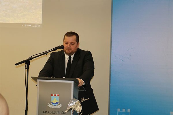 Svim učenicima prvih razreda srednjih škola Grad Ljubuški će isplatiti po 300 KM